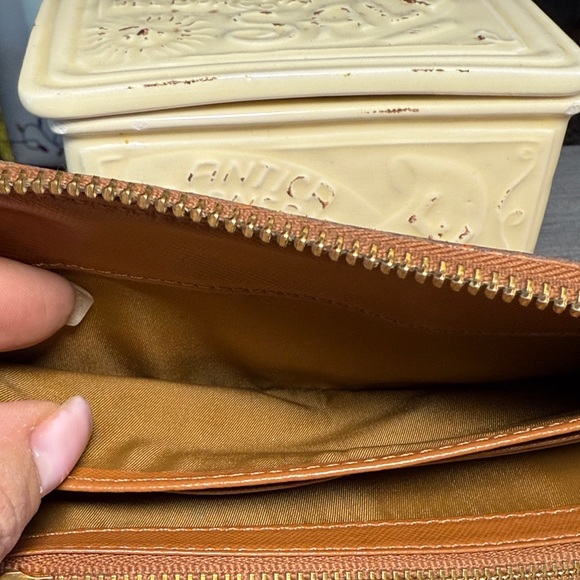 Tory Burch Gold Logo Tan Wallet - Picture 6 of 8